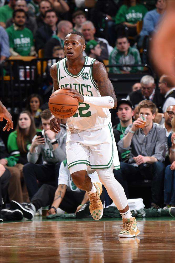 巴萨中场不 巴萨中场不