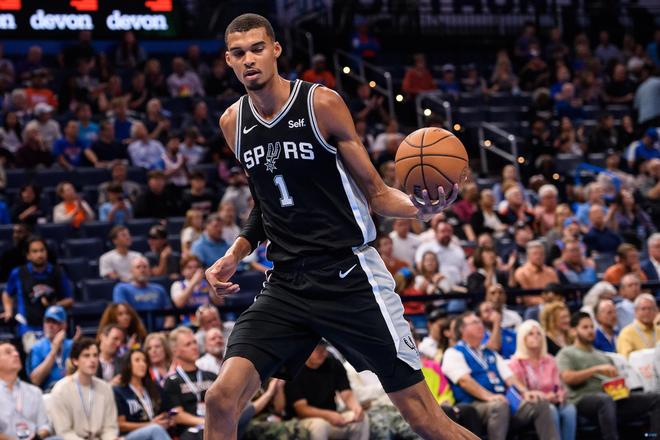 员进行对比 员进行对比